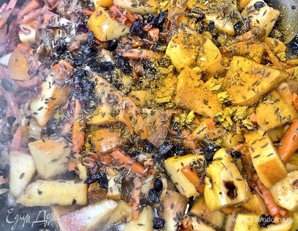 Специи. Барбарис, зира (а какой без них плов?) и куркума. И тут же перемешать.