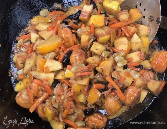 Деликатно (не устану повторять этот момент), стараясь ничего не мять, перемешиваем и ждем, пока в казане не возобновится шкворчание. Вода-то, как ни крути, а остыла. А потом минут десять дать потомиться. Огонь — все то же: «ниже среднего».