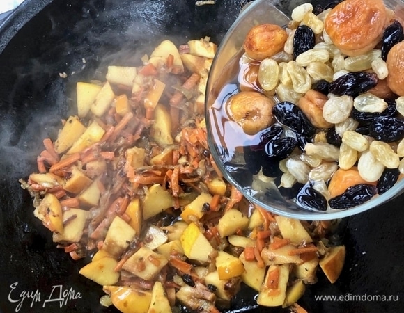 Сухофрукты в казан я выложил уже с той водой, в которой они были.