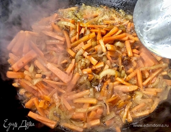 Постоянно помешивая, жарим ее с луком до известного уже состояния «пока моркошка свесит ножки». В общем, морковка должна прожариться до мягко-упругого состояния. Огонь под казаном уже сильно «ниже среднего».