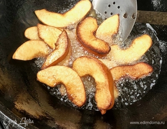 Постоянно, но очень деликатно, айву перемешиваем. Обжариваем, в общем. Чтобы стало красиво, и вкус у айвы станет очень интересный. Я не удержался, съел одну. Очень интересно получилось. Айву, естественно, из казана удаляем и тоже отставляем до нужного момента.