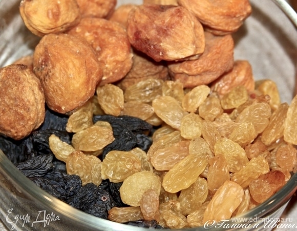 Сухофрукты. Тут, конечно, надо взять отборные. Даже не сомневайтесь.