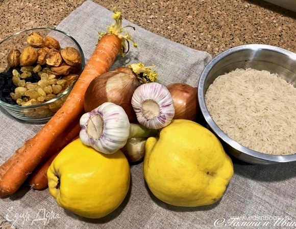 Почти все, что необходимо, на картинке. Рис я взял басмати (полкило). Изюма по сто граммов и урюка столько же. Урюк — это мое уже творческое дополнение к рецепту, описанному Маратом.