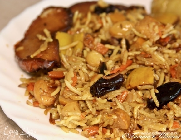 Я добился, чего хотел. Нам нравится плов не сухой. Но рассыпчатость риса никуда не делась. Очень получилось вкусно. Вкус? Конечно, сладковатый. Но не сладкий, а именно с этакой нежной сладкой ноткой. Кстати, если абстрагироваться от поста, т. е. постного питания, например, для детского стола такой плов будет очень к месту! Ангела за трапезой!