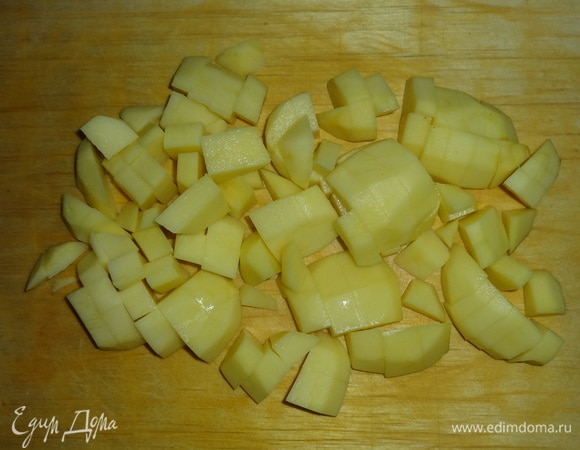 Картофель почистить, вымыть, нарезать небольшими ломтиками.