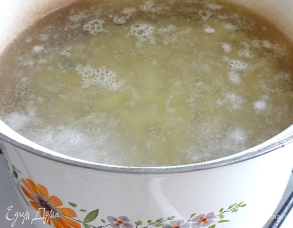 Положить картофель в воду, довести до кипения, немного посолить, убавить огонь и варить почти до готовности.