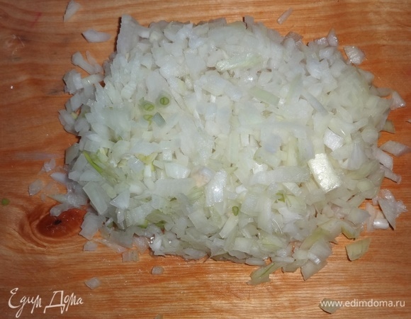 Лук почистить, вымыть, обсушить, мелко нарезать.