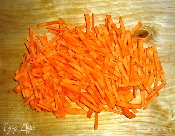 Морковь очистить, вымыть, обсушить, нарезать тонкой соломкой.