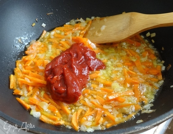 Добавить томатную пасту и немного картофельного отвара из кастрюли, перемешать.