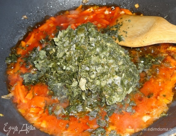 У меня был щавель замороженный. Выложить брикет замороженного щавеля в сковороду с зажаркой. Если у вас свежий щавель, то его нужно тщательно вымыть под проточной водой, обсушить, мелко нарезать.