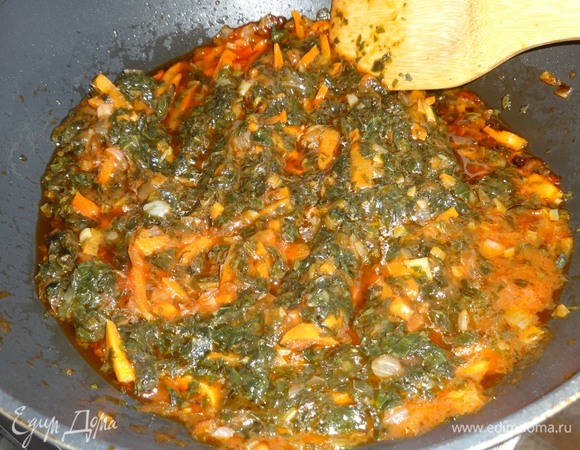 Подождать, пока щавель распустится, перемешать и немного потушить на медленном огне.