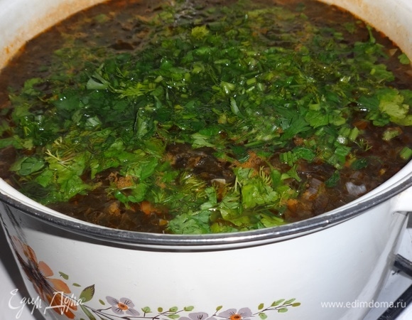 Положить зелень в кастрюлю, еще посолить по вкусу, поперчить. Варить 5 минут и выключить огонь. Дать борщу настояться 15–20 минут. За это время отварить яйца.