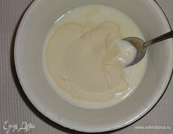 Манку насыпать в кефир и оставить на 30 минут.