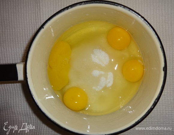 Яйца соединить с сахаром, солью, ванилином, взбить.