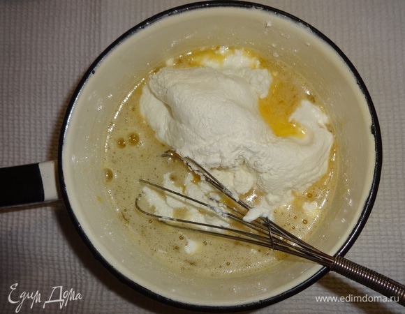 Добавить творог в яичную массу, перемешать до однородного состояния.