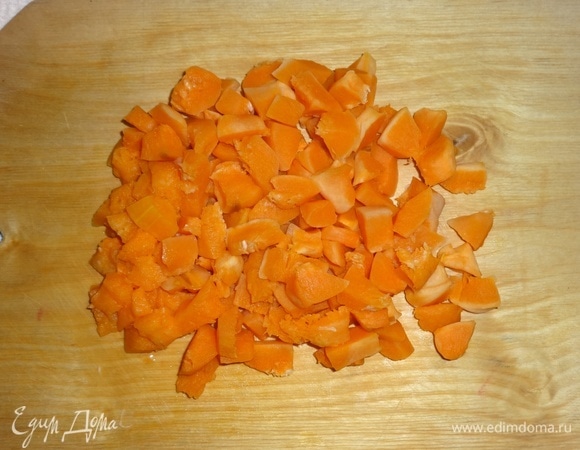 Тыкву очистить от кожуры и семян, нарезать мелкими кубиками.