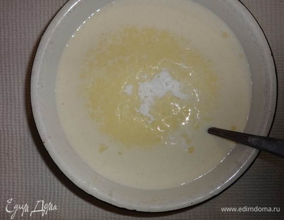 Соединить набухшую в кефире манку с яично-творожной массой, влить растительное масло, всыпать соду, перемешать.