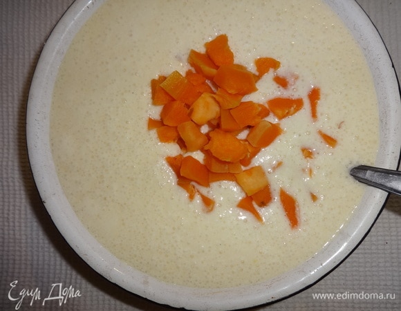 Выложить в тесто кусочки тыквы, перемешать.