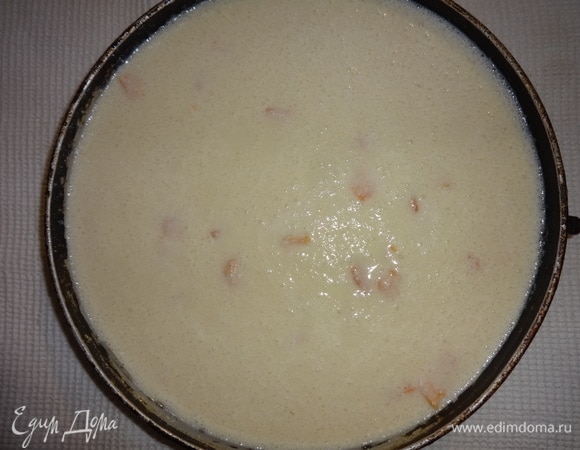 Форму смазать растительным маслом, вылить тесто. Поставить форму с тестом в духовку, разогретую до 180°C, на 35–40 минут. Ориентируйтесь при выпечке на свою духовку.