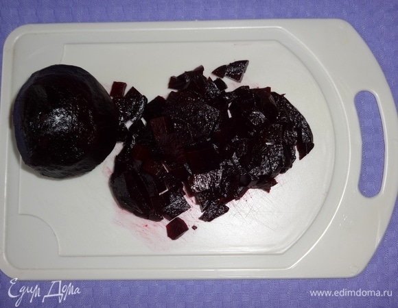 Вареную свеклу очистить от кожуры и нарезать кубиками.