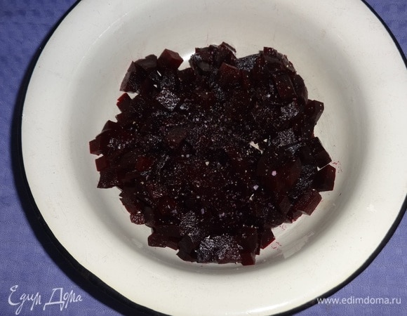 Свеклу сложить в миску, немного посолить, поперчить, полить растительным маслом, перемешать.