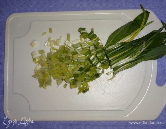 Черемшу вымыть, обсушить, мелко нарезать.