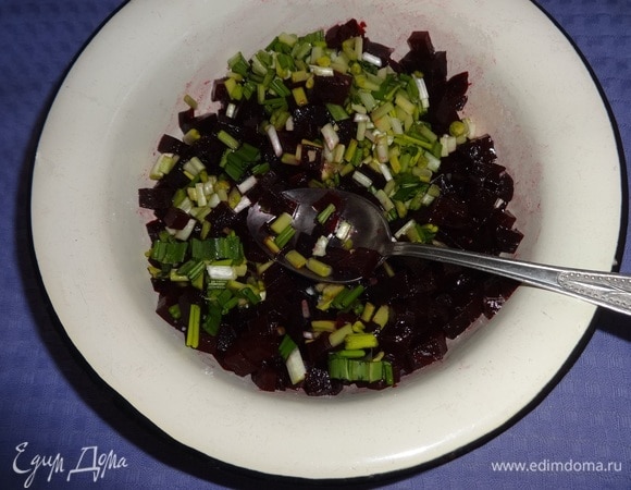 Добавить черемшу к свекле, оставив немного для украшения, перемешать.