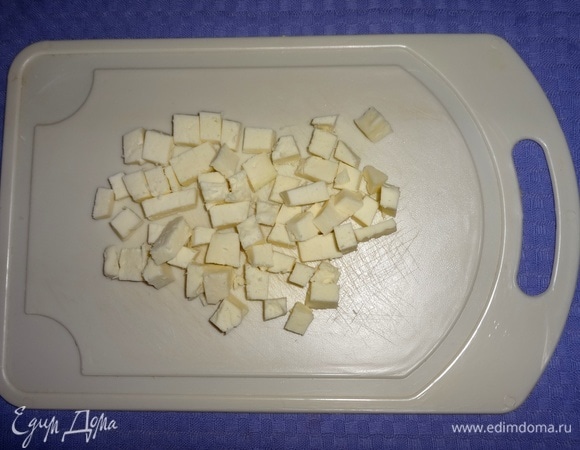Брынзу нарезать небольшими кубиками.