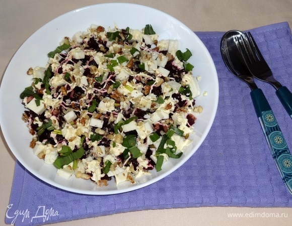 Свеклу с черемшой и орехами выложить в салатник. Положить кубики брынзы. Нанести сеточку майонеза. Посыпать салат оставшейся черемшой и орехами. Подать салат к столу. Приятного аппетита!