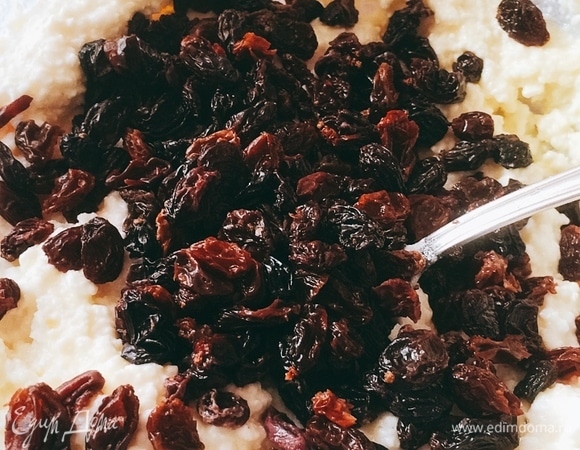 Отжать от лишней жидкости изюм. Добавить в массу. Перемешать.