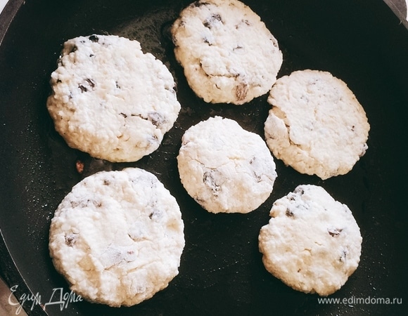 На хорошо разогретую сковороду (масла лейте как можно меньше) выкладываем сырники. Обжаривать на минимальном огне 2–5 минут (зависит от размера) с каждой стороны.