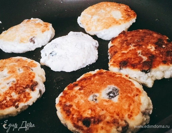 Вот так они румянятся) Переворачиваем аккуратно. Не обожгитесь маслом.