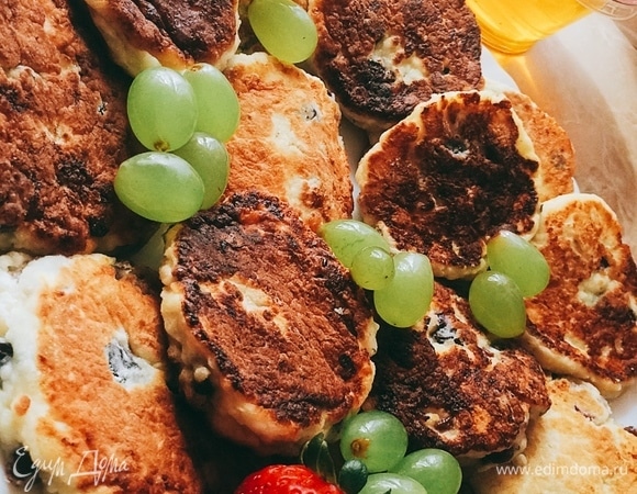 Украшаем ягодками. Подаем на стол с ягодами, фруктами, сметаной, медом, вареньем или джемом. Даже без топингов наши сырники превосходны на вкус!