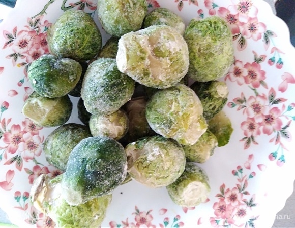 Брюссельскую капусту, не размораживая, тоже всыпать в кастрюлю.