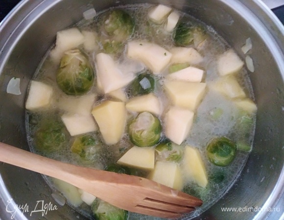 Залить водой (кипятком) так, чтобы покрыло овощи. Посолить и поперчить по вкусу. Варить 25 минут до готовности овощей.