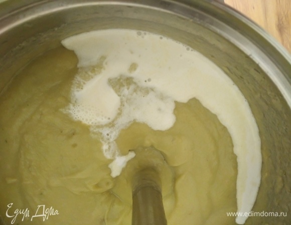 Влить сливки и пюрировать еще раз. Можно прогреть на плите.