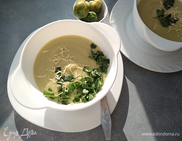 Разлить суп по тарелкам. Подавать с петрушкой и тертым сыром.