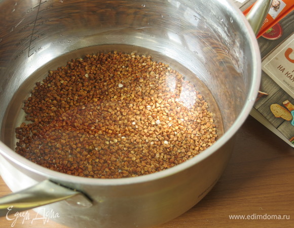 Гречку заливаем водой в пропорции 1:2, накрываем крышкой и ставим на огонь.