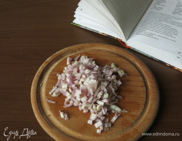 Нарезаем лук мелко.