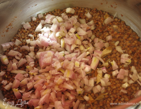 Когда вода закипит, кладем к гречке лук и половинку сухого гриба, растерев его пальцами, щепотку соли. Уменьшаем огонь, накрываем крышкой и варим 12–15 минут. Первые ароматы пошли.