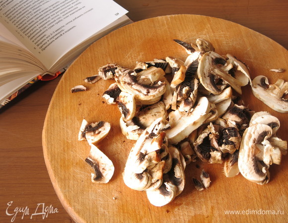 Нарезаем шампиньоны пластинками.