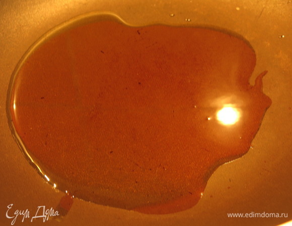 Нагреваем масло растительное в воке.