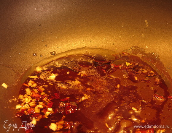 Кладем кардамон, чеснок, чили, сахар, лимонный сок, соевый соус. К ароматам грибов добавился запах специй.