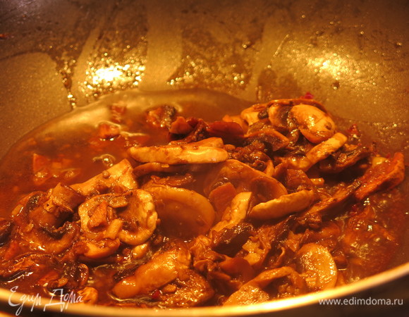 Добавляем нарезанные шампиньоны, сухие грибы измельчаем пальцами. Жарим 2–3 минуты.