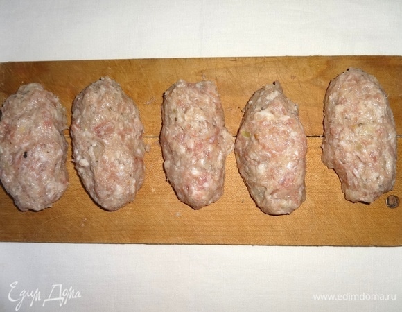 Фарш хорошо выбить и сформовать из него продолговатые котлеты-колбаски.