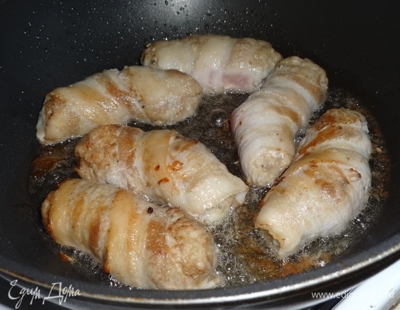 Потом котлеты переворачивать и обжаривать равномерно со всех сторон.