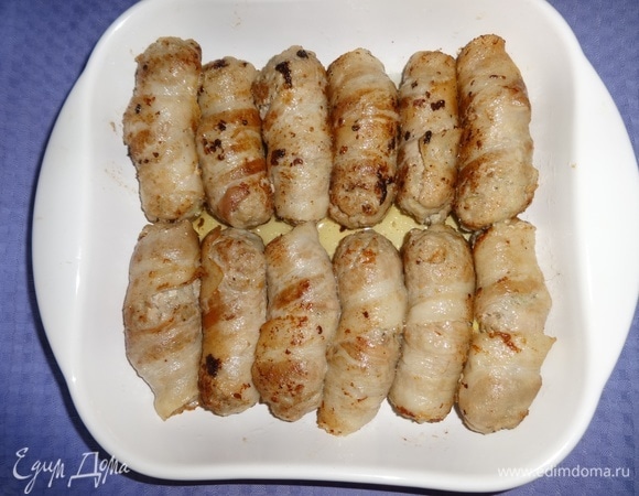 Обжаренные котлеты выложить в форму, полить небольшим количеством жира из сковороды. Поставить форму в духовку, разогретую до 180°C, на 10–15 минут.