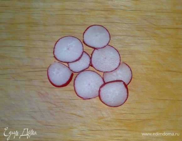 Огурец и редис вымыть, обсушить. Несколько редисок нарезать кружками и отложить для украшения.