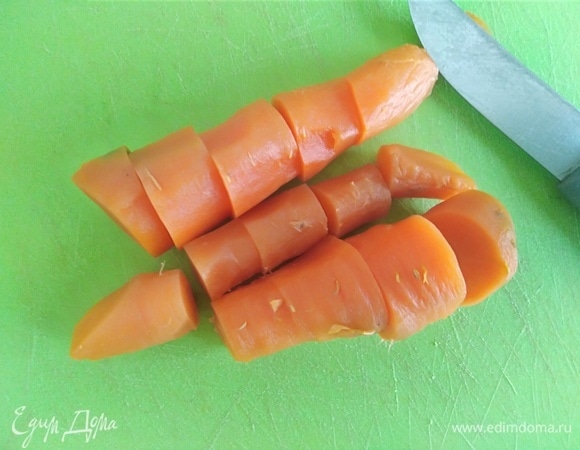 Отварную морковь почистить и нарезать.