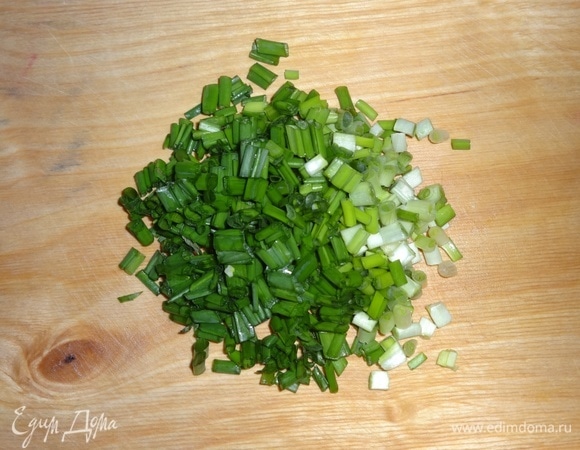 Зеленый лук помыть, обсушить, мелко нарезать. Черемшу вымыть, обсушить, мелко нарезать.